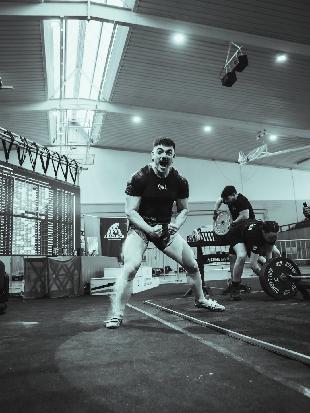 Atleta de powerlifting usando ARACLINCH